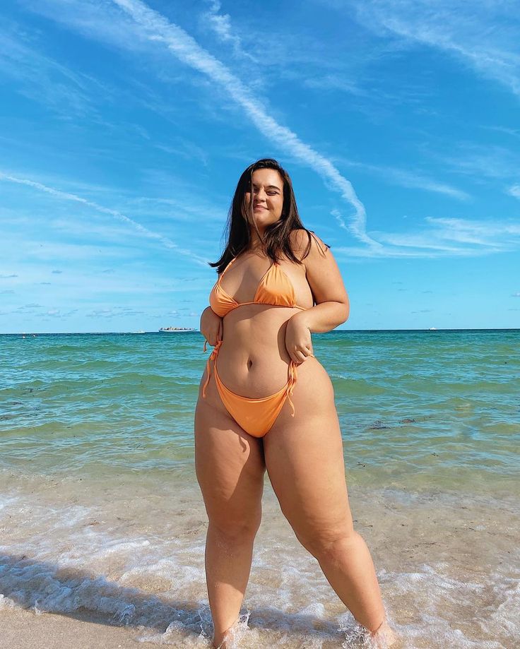 Curvy Nude Beach ass licking
